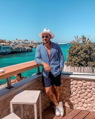 С чем носить светло-коричневые кожаные низкие кеды мужчине