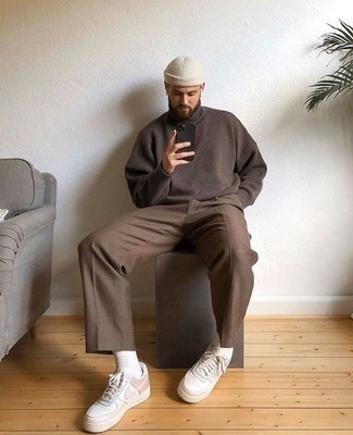 С чем носить светло-коричневые кожаные низкие кеды мужчине