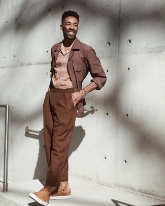 С чем носить светло-коричневые кожаные низкие кеды мужчине