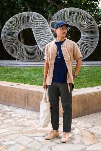 С чем носить светло-коричневые кожаные низкие кеды мужчине