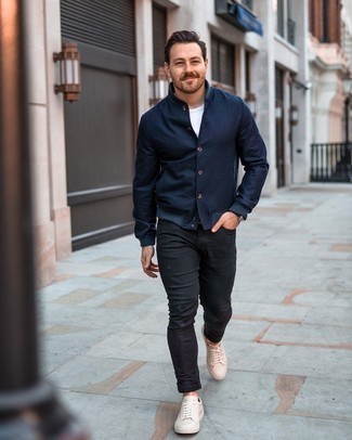 С чем носить светло-коричневые кожаные низкие кеды мужчине