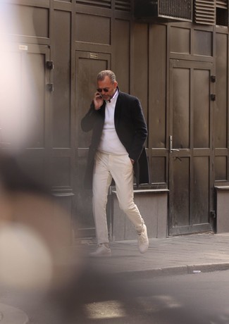 С чем носить светло-коричневые кожаные низкие кеды мужчине