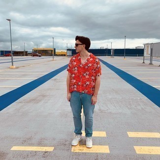 С чем носить светло-коричневые кожаные низкие кеды мужчине