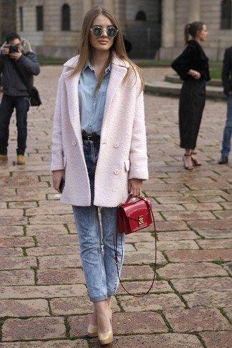 Как носить светло-коричневые кожаные туфли с синими джинсами