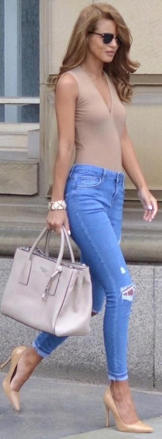 Как носить светло-коричневые кожаные туфли с синими джинсами