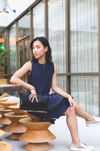 С чем носить светло-коричневые кожаные слипоны женщине