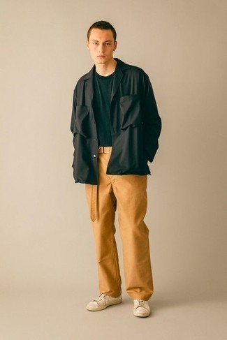 С чем носить светло-коричневые кожаные кеды мужчине