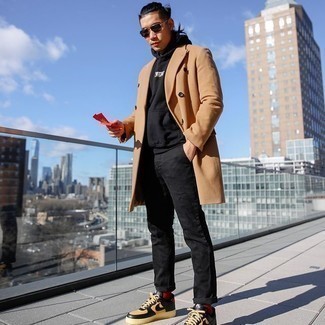 С чем носить светло-коричневые кожаные кеды мужчине