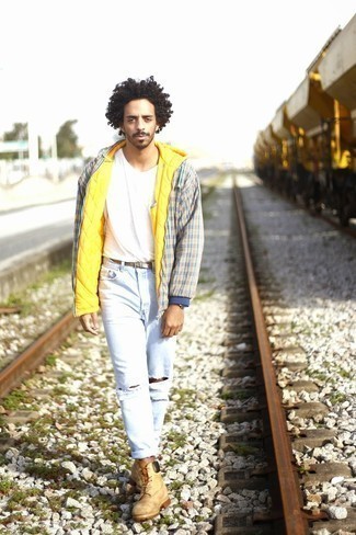 С чем носить светло-коричневые кожаные рабочие ботинки мужчине