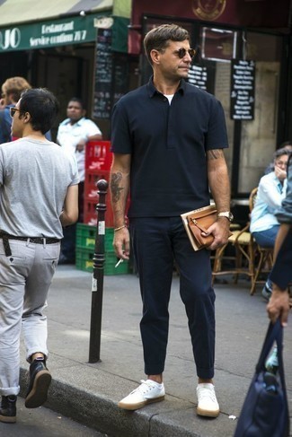 С чем носить светло-коричневый кожаный мужской клатч мужчине