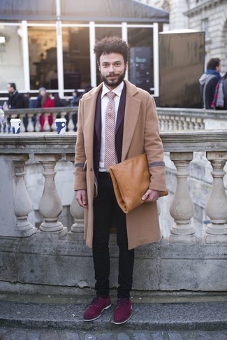 С чем носить светло-коричневый кожаный мужской клатч мужчине