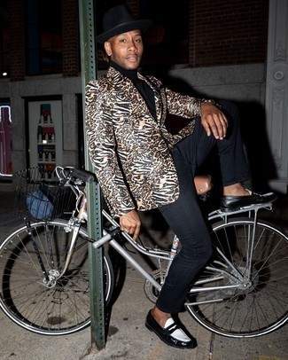 С чем носить светло-коричневый пиджак с леопардовым принтом мужчине