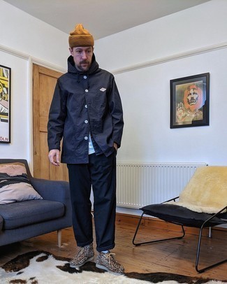 С чем носить светло-коричневые ботинки дезерты с леопардовым принтом