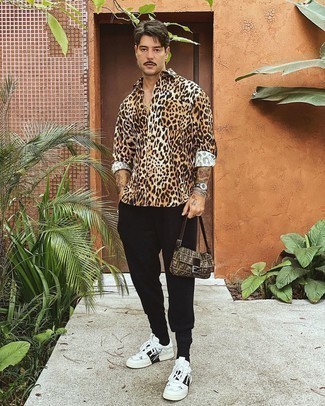 С чем носить светло-коричневую рубашку с леопардовым принтом мужчине