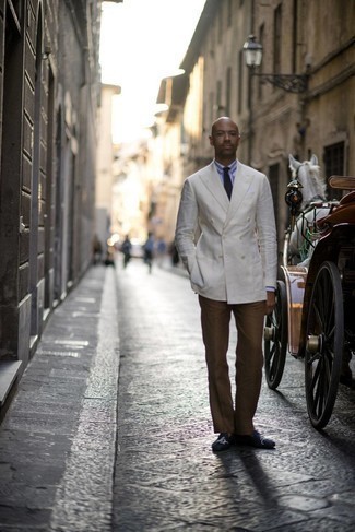 С чем носить светло-коричневый льняной пиджак мужчине