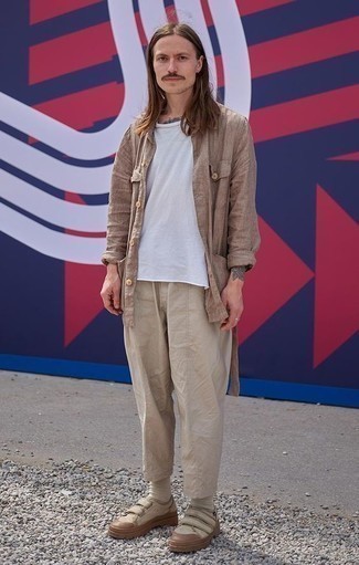 С чем носить светло-коричневую льняную рубашку с длинным рукавом мужчине