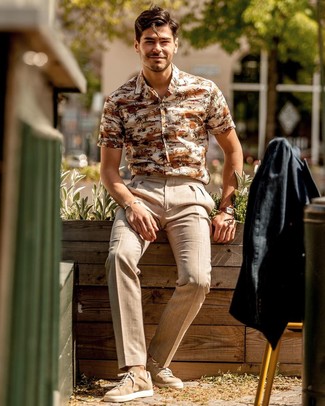 С чем носить светло-коричневые льняные брюки мужчине