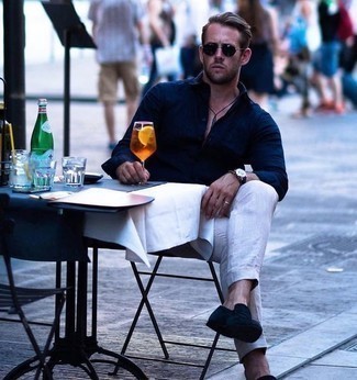 С чем носить светло-коричневые льняные брюки мужчине