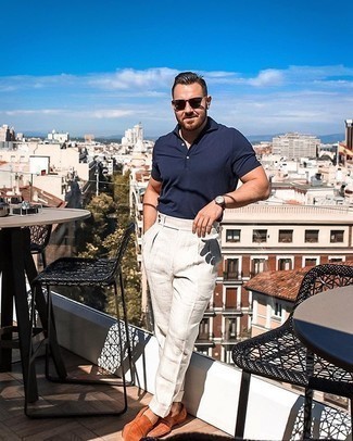 С чем носить светло-коричневые льняные брюки мужчине