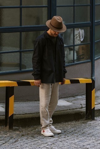 С чем носить светло-коричневые льняные брюки мужчине