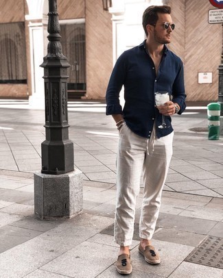 С чем носить светло-коричневые льняные брюки мужчине