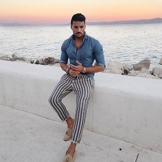 Какие джинсовые рубашки носить с светло-коричневыми лоферами мужчине