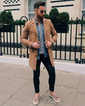 Какие джинсовые рубашки носить с светло-коричневыми лоферами мужчине