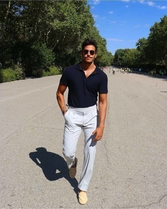 Какие футболки-поло носить с светло-коричневыми лоферами мужчине