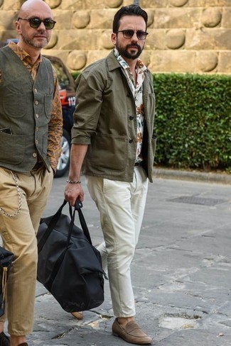 Какие куртки-рубашки носить с светло-коричневыми лоферами мужчине