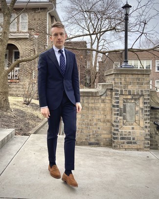 Какие костюмы носить с светло-коричневыми лоферами