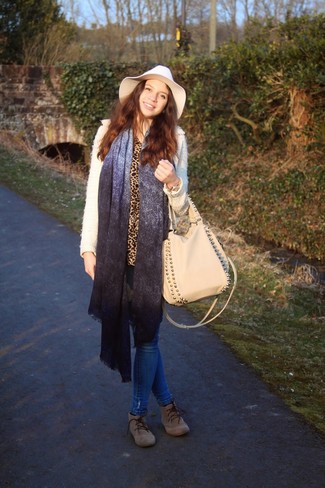 Какие ботинки дезерты носить с светло-коричневой блузкой с длинным рукавом