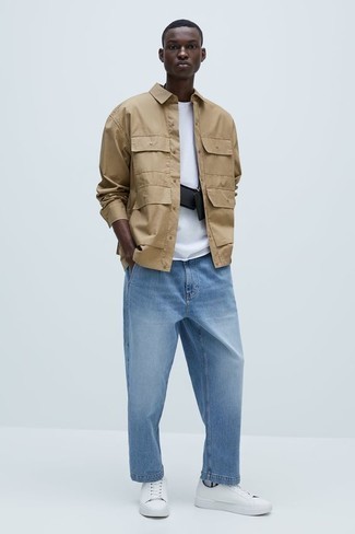 Как носить светло-коричневую рубашку с длинным рукавом с голубыми джинсами мужчине