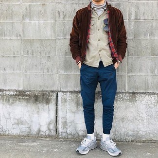 Какие водолазки носить с светло-коричневой рубашкой с длинным рукавом мужчине