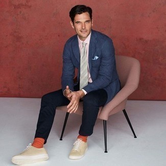 Какие пиджаки носить с светло-коричневыми низкими кедами мужчине