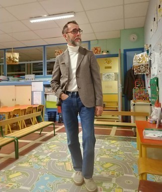 Какие пиджаки носить с светло-коричневыми низкими кедами мужчине