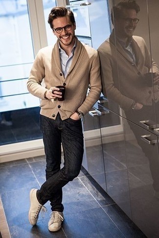 Какие кардиганы носить с светло-коричневыми низкими кедами мужчине