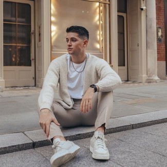 Какие кардиганы носить с светло-коричневыми низкими кедами мужчине