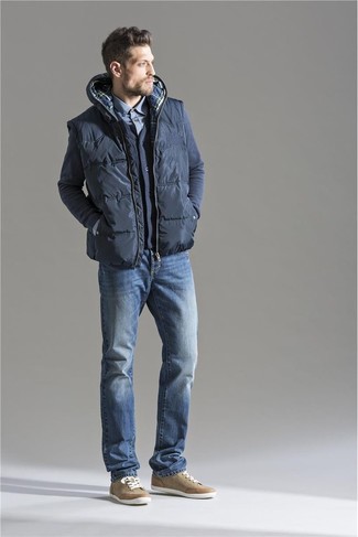 Какие кардиганы носить с светло-коричневыми низкими кедами мужчине