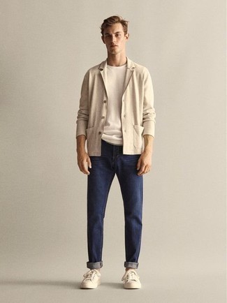 Какие кардиганы носить с светло-коричневыми низкими кедами мужчине