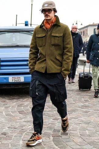 Какие брюки карго носить с светло-коричневыми низкими кедами