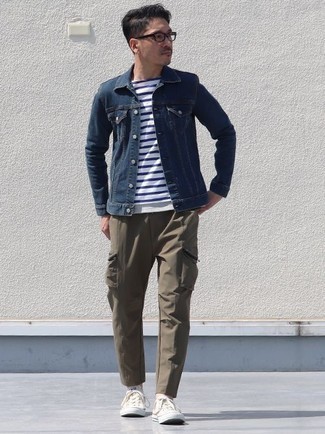 Какие брюки карго носить с светло-коричневыми низкими кедами