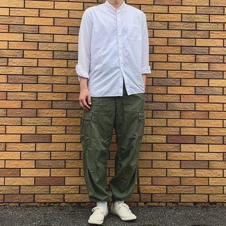 Какие брюки карго носить с светло-коричневыми низкими кедами