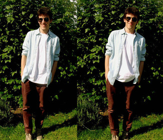 Какие брюки чинос носить с светло-коричневыми низкими кедами