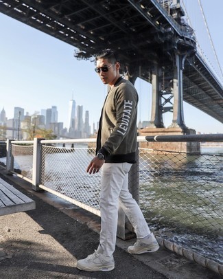 Какие джинсы носить с светло-коричневыми низкими кедами мужчине