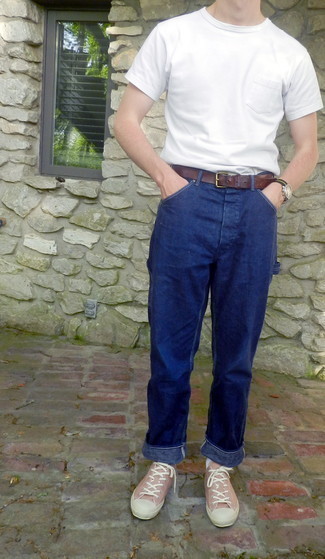 Какие джинсы носить с светло-коричневыми низкими кедами мужчине