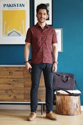 Какие джинсы носить с светло-коричневыми низкими кедами мужчине