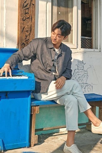 Какие джинсы носить с светло-коричневыми низкими кедами мужчине