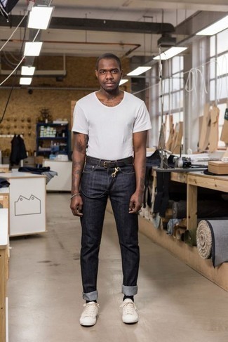 Какие джинсы носить с светло-коричневыми низкими кедами мужчине