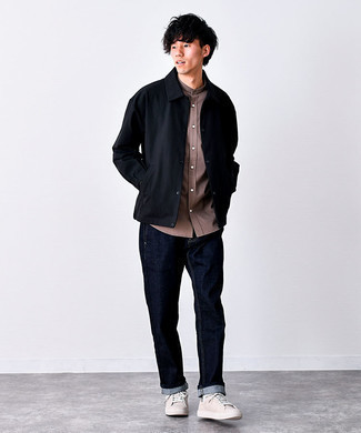 Какие джинсы носить с светло-коричневыми низкими кедами мужчине