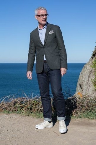 Какие джинсы носить с светло-коричневыми низкими кедами мужчине